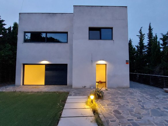 Fachada de la casa iluminada al atardecer, La Montgoda, Lloret de Mar