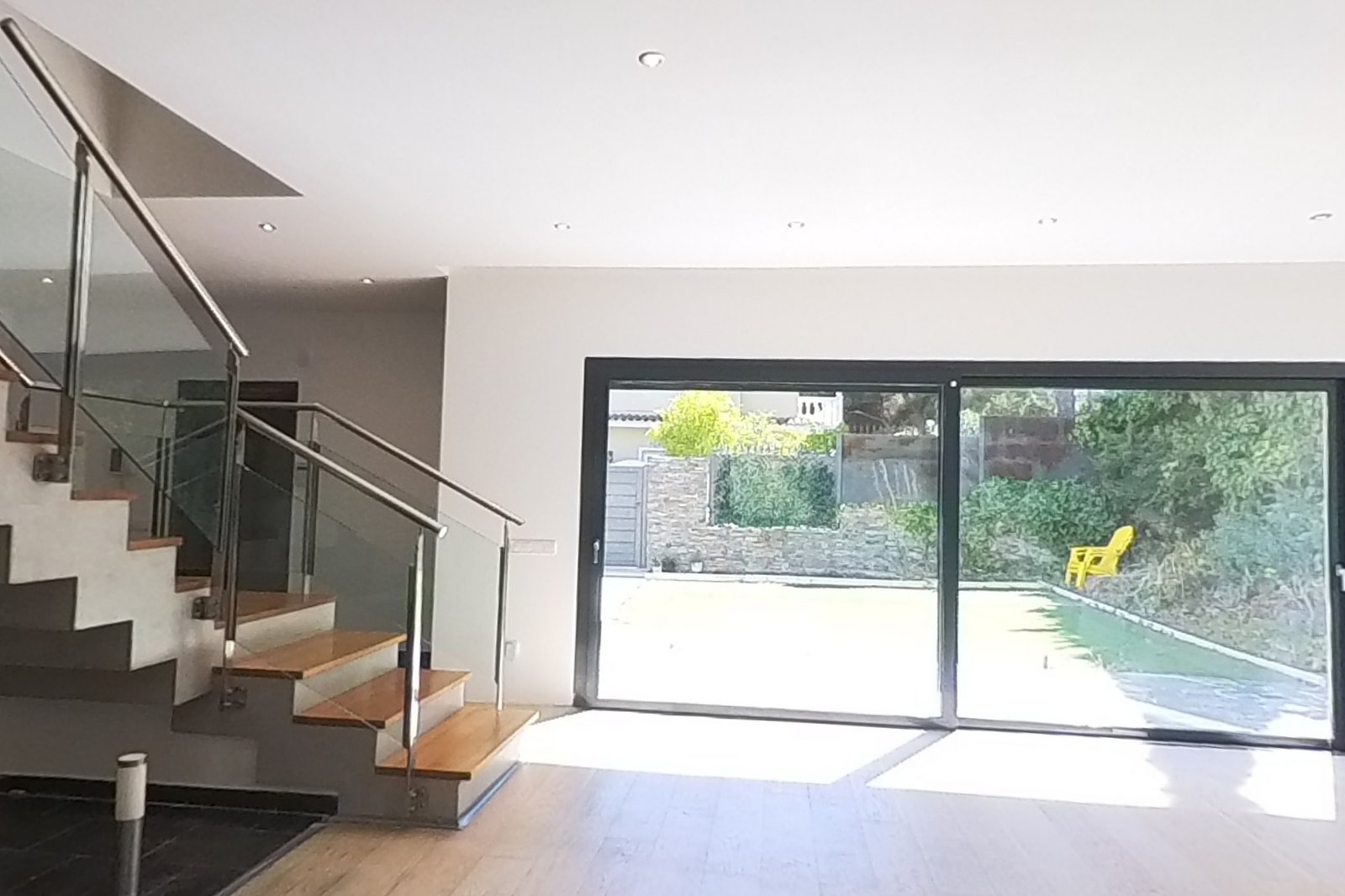 Sala de estar comedor de 51 m² con salida al jardín