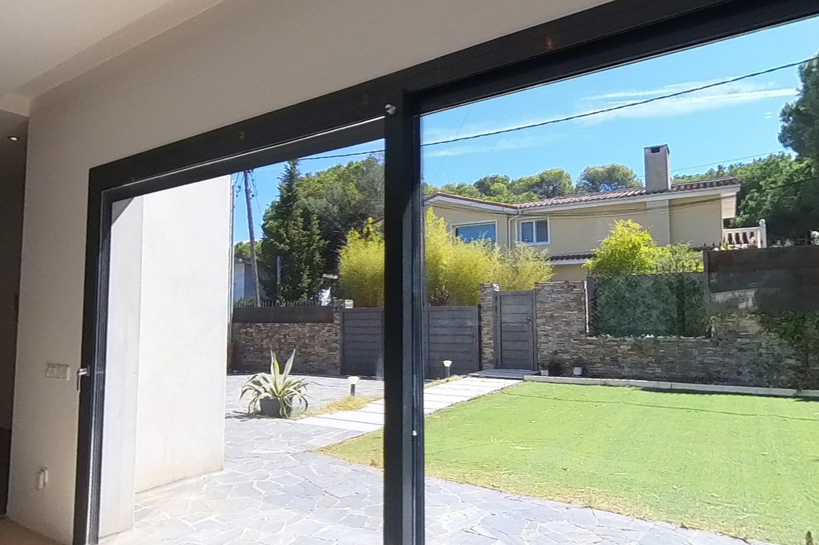 Ventanal corrido de la sala de estar con vistas al jardín