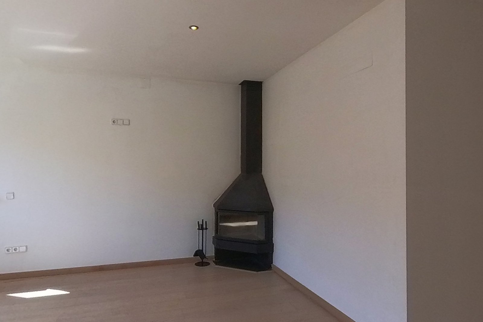 Dormitorio principal con chimenea